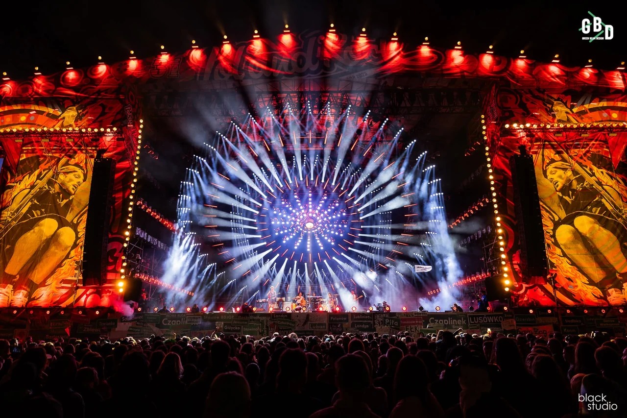 Veľká festivalová scéna Pol’and’Rock s vejárom svetelných lúčov