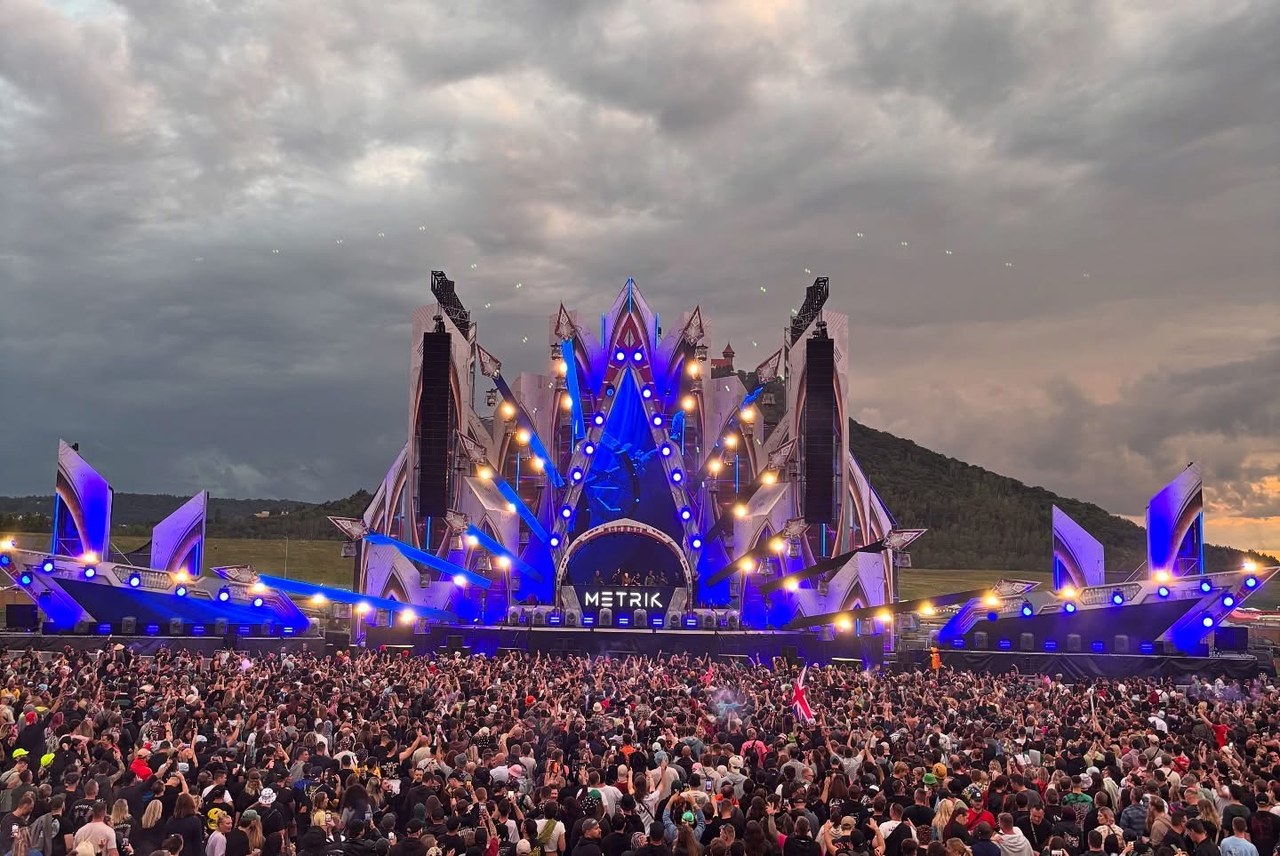 Veľký festivalový stage s publikom pod otvorenou oblohou