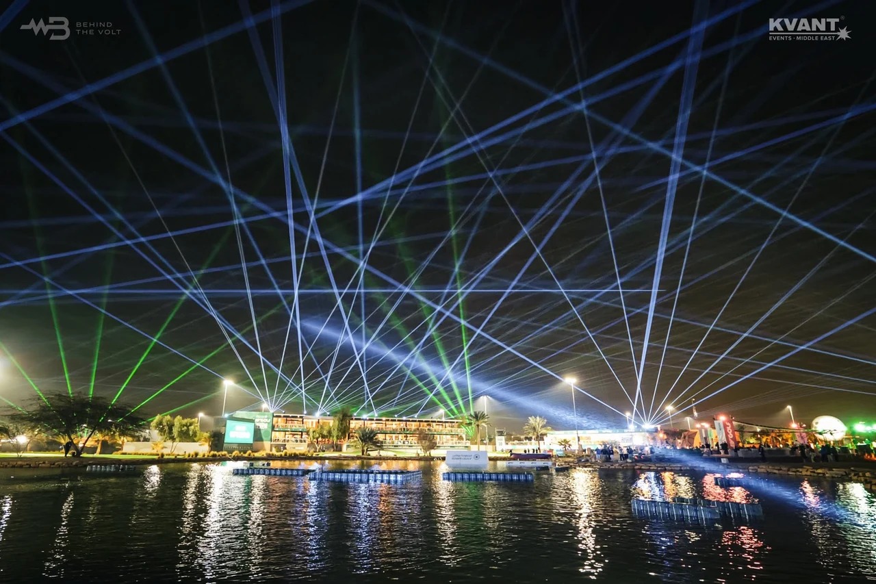 Laserové lúče nad mestom a vodnou hladinou